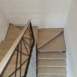лестница в частном доме на металлическом каркасе